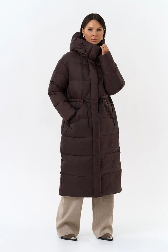 Женский пуховик коричневого цвета с капюшоном