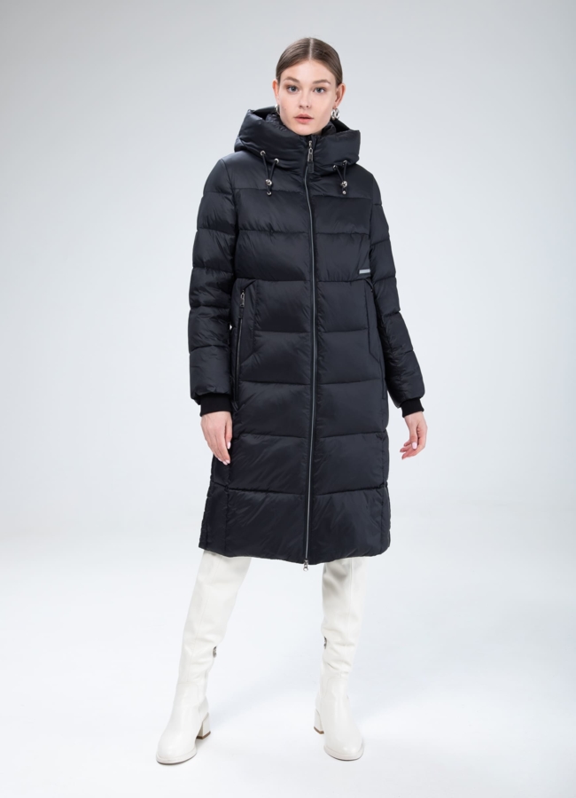 Пуховик женский черного цвета  модель № 25777 меха малина