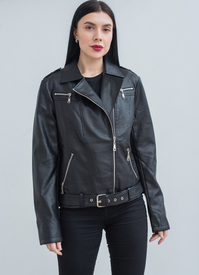 Куртка женская черного цвета из эко кожи модель № 22867 в рассрочку