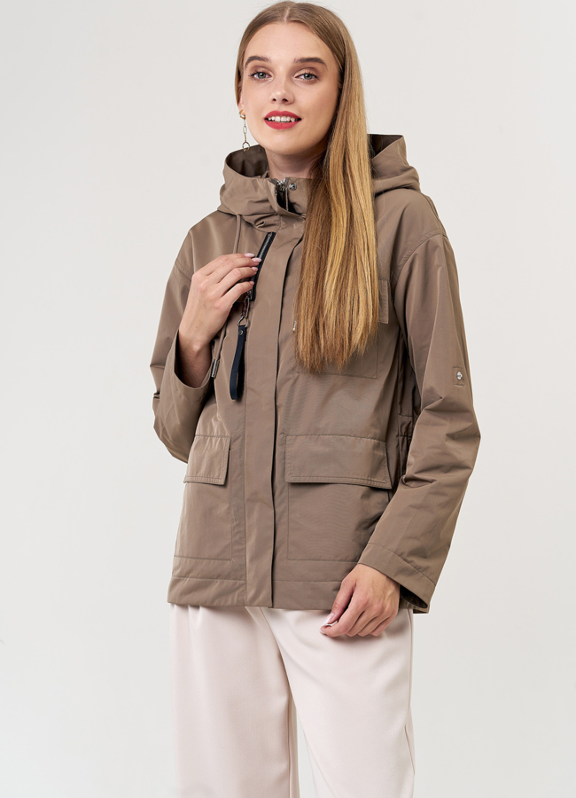 Светлая куртка с капюшоном модель № 21231 меха малина