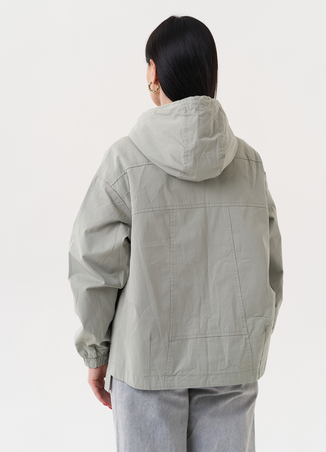 Ветровка зеленого цвета с капюшоном модель № K2309 в рассрочку