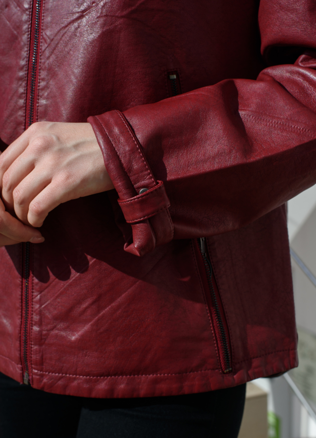 Куртка из эко кожи красного цвета с капюшоном  модель № 10518 универмаг малина