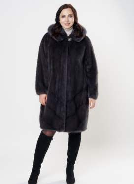 Женская шуба в сером цвете