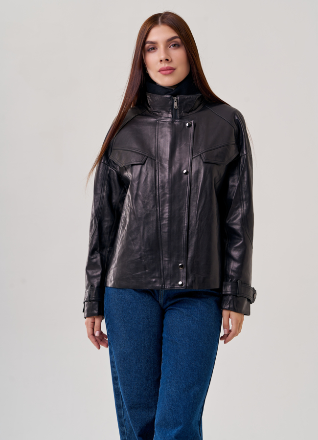 Женская куртка из натуральной кожи черного цвета  модель № 22454 в рассрочку