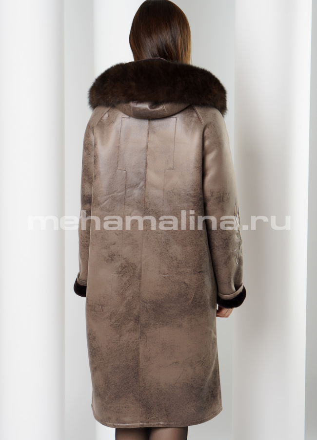 Удлиненная эко дубленка коричневого цвета с капюшоном модель № 7758 в кредит