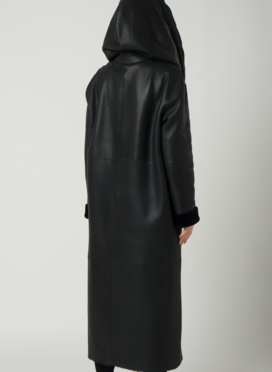 Удлиненная женская дубленка с капюшоном