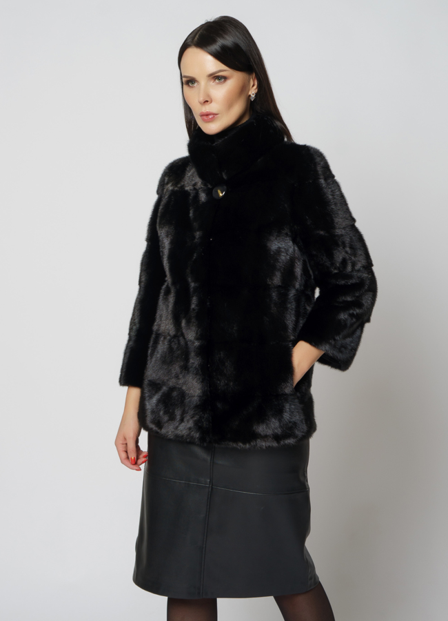 Укороченная норковая шуба с воротником стойкой черного цвета  модель № 25395 в кредит