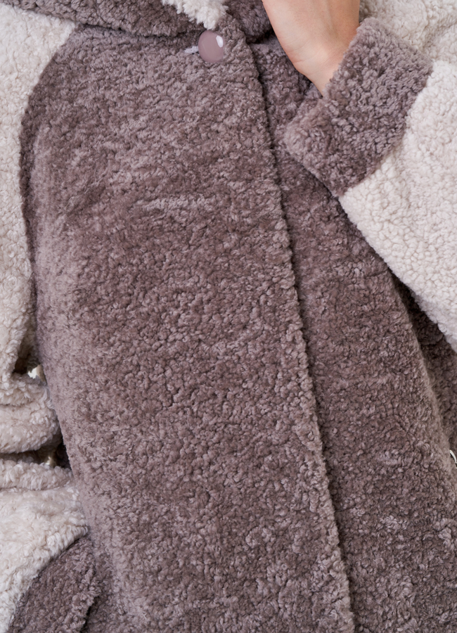 Шуба из овчины в бежевом цвете с капюшоном  модель № 23211 универмаг малина