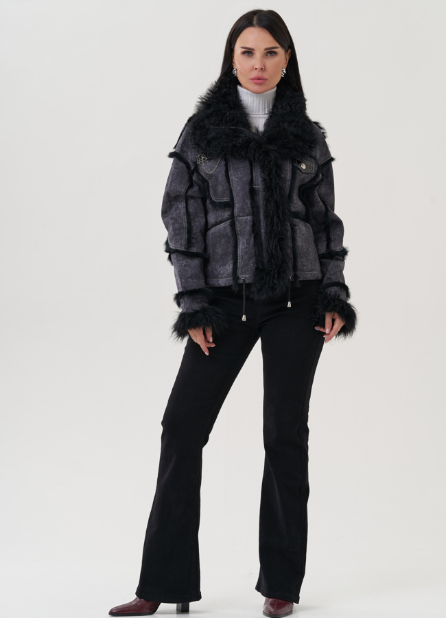 фото Женская куртка серого цвета с воротником из меха козлика модель № 25542