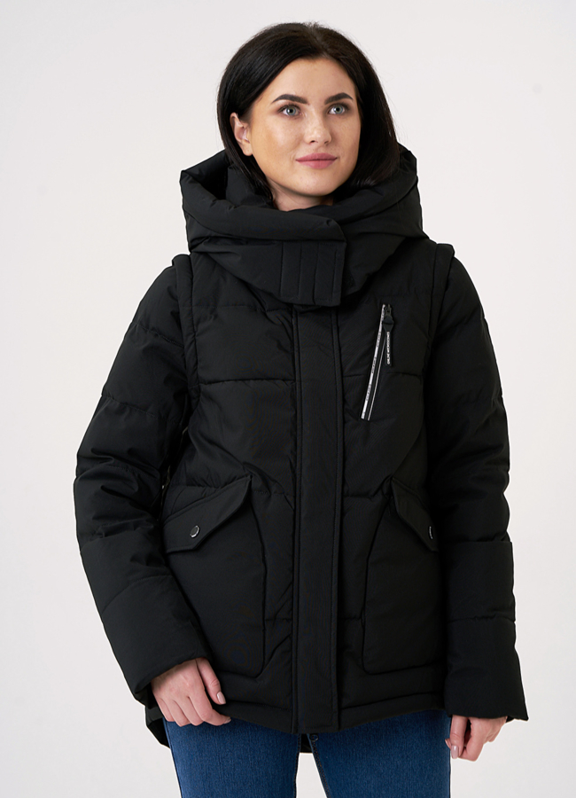 Короткий пуховик-трансформер черного цвета  модель № 829 меха малина